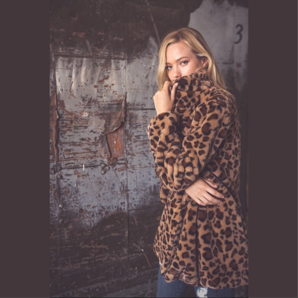 ❄️5⭐️BEST SELLER Leopard Faux Fur Jacket - Picture 2 of 7